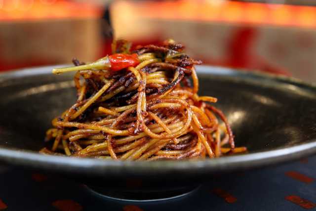 Bari, ecco come � nata la moda degli spaghetti all'assassina: il piatto dimenticato per trent'anni  